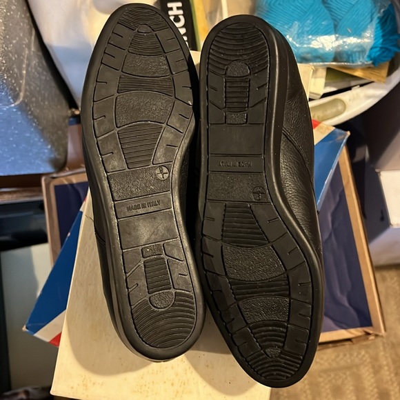 Like new women’s Worthington sport size 9. Medium shoes in black - Picture 6 of 8